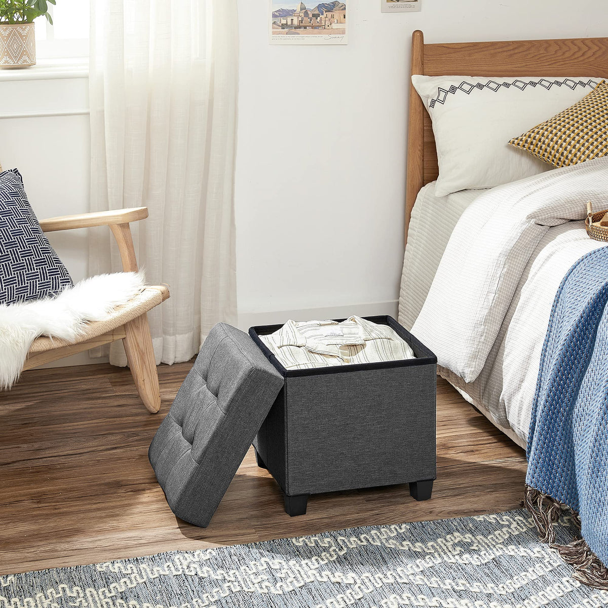 Padded seat of the SONGMICS ottoman with foam for comfortable seating