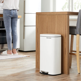 Songmics soft-close lid keeps kitchen odors contained and quiet.