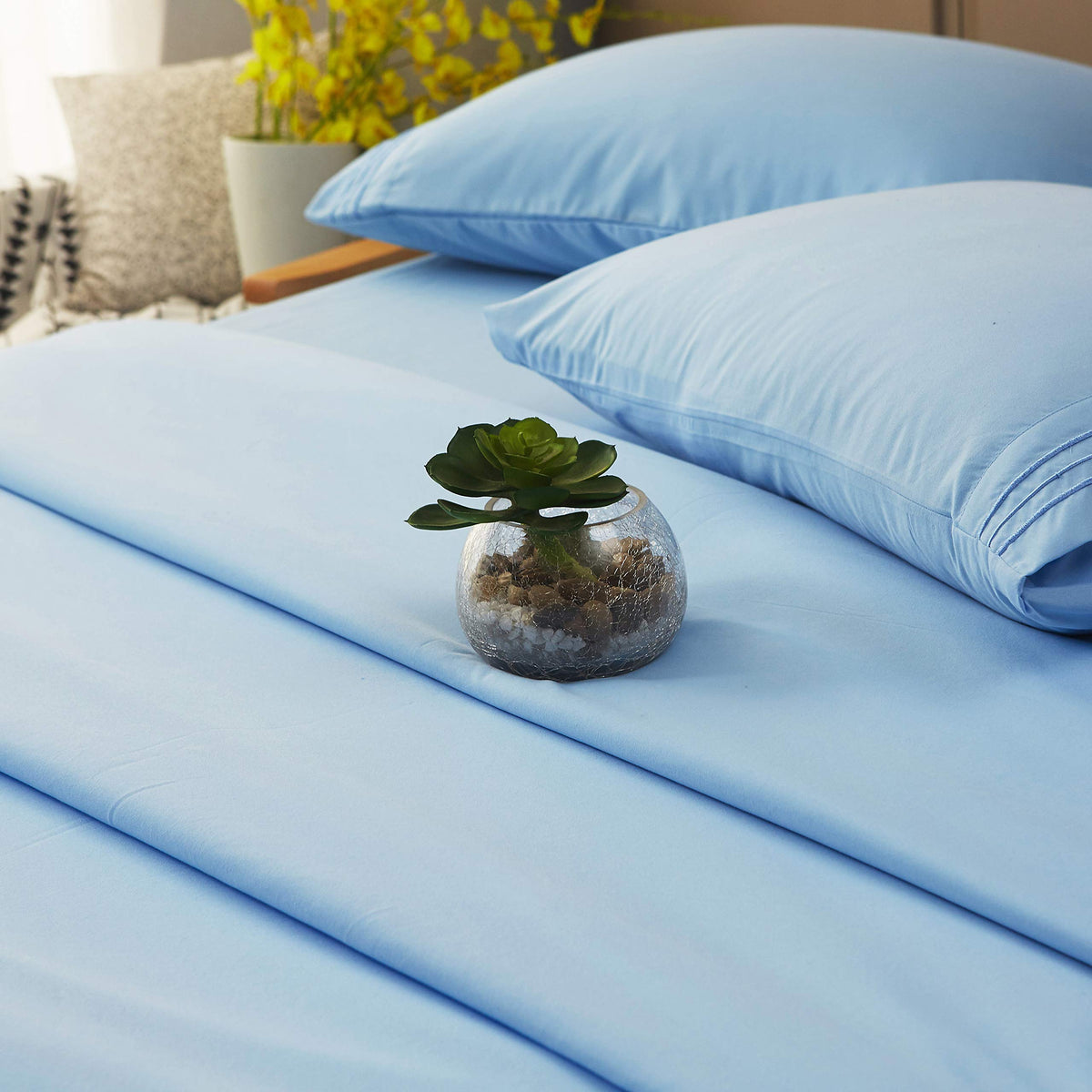 SONORO KATE deep-pocket 16-inch fit keeps sheets snug on mattresses.