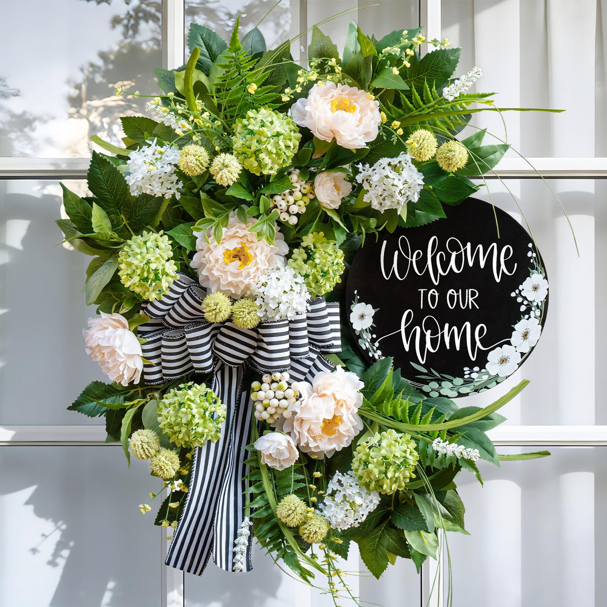 Soomeir greenery and flower balls create volume and natural layering.