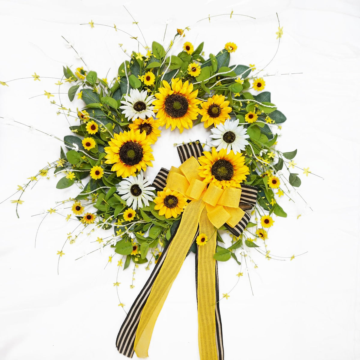 Soomeir sunflower wreath suits weddings and farmhouse decor with cheerful, enduring color.