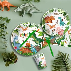 Srua Don dinosaur cups for spill-friendly drinks during party games.