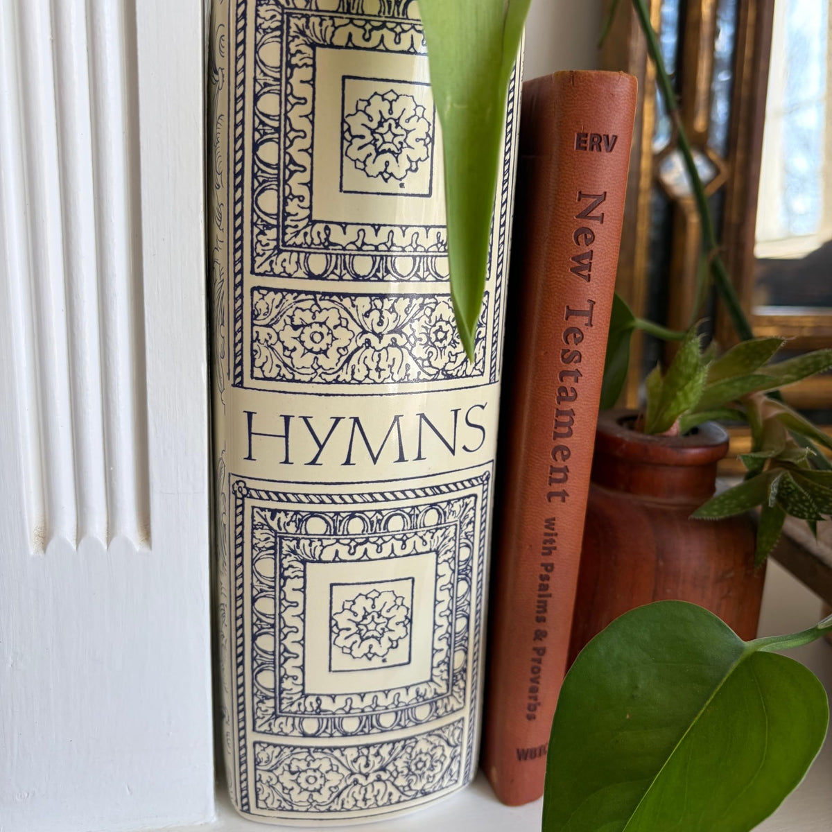 Back of the vase featuring a literary quote and bookish charm