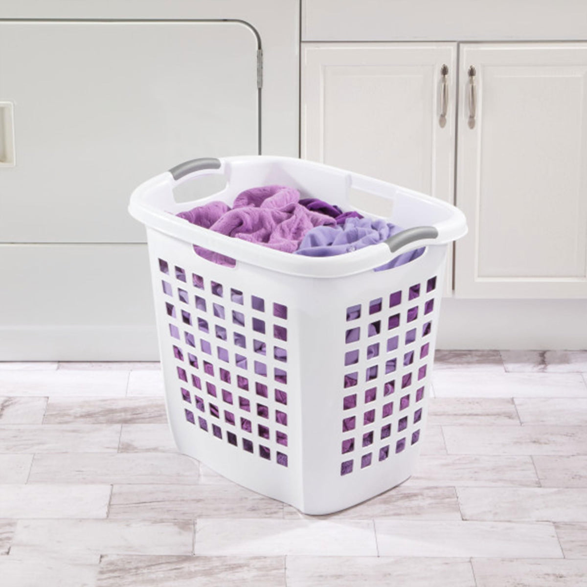 Sterilite hamper's sturdy construction and reinforced rim support heavy loads comfortably.
