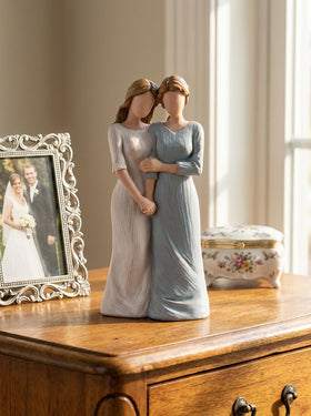 Storieme mother-daughter moment figurine ideal for Mother's Day.