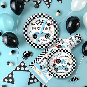 Suhelkit Fast One blue race car table decor creates a cohesive party scene