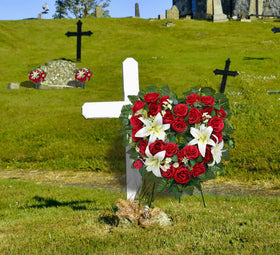 Suhookoo carbon steel wreath stand adds durable support outdoors