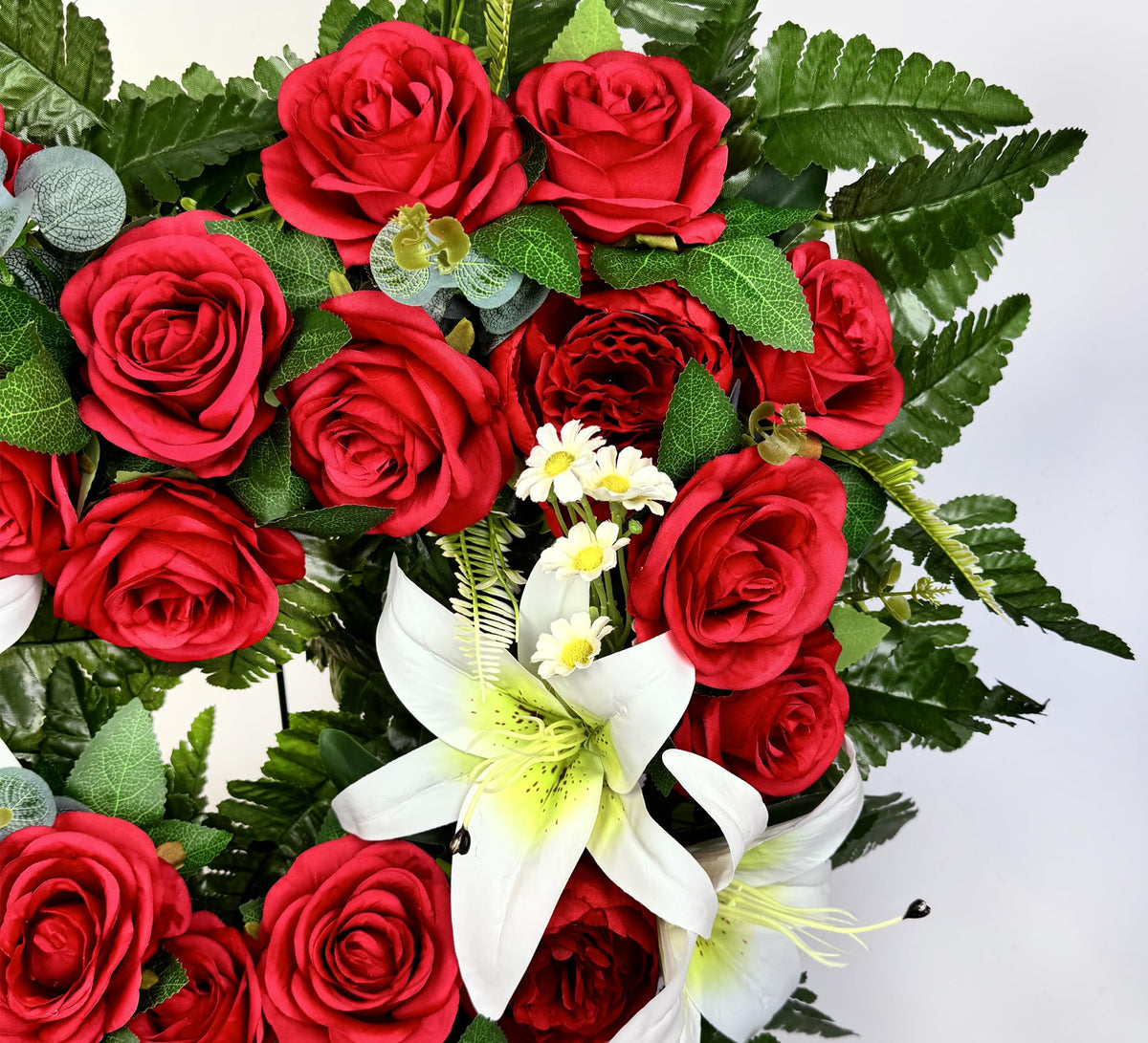 Suhookoo weather-resistant wreath stays fresh and attractive outdoors