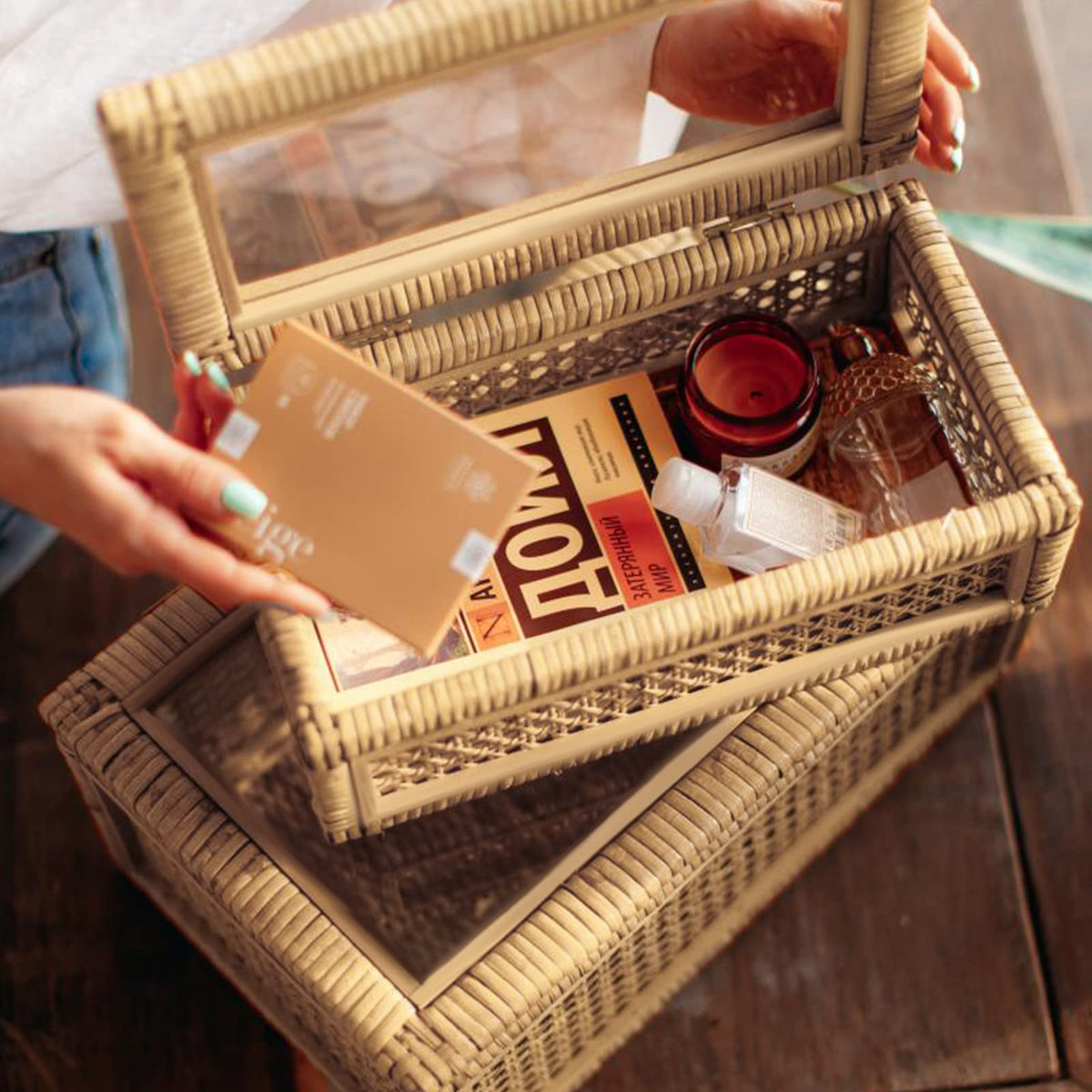 SUJUN small rattan box with glass lid ideal for jewelry storage.