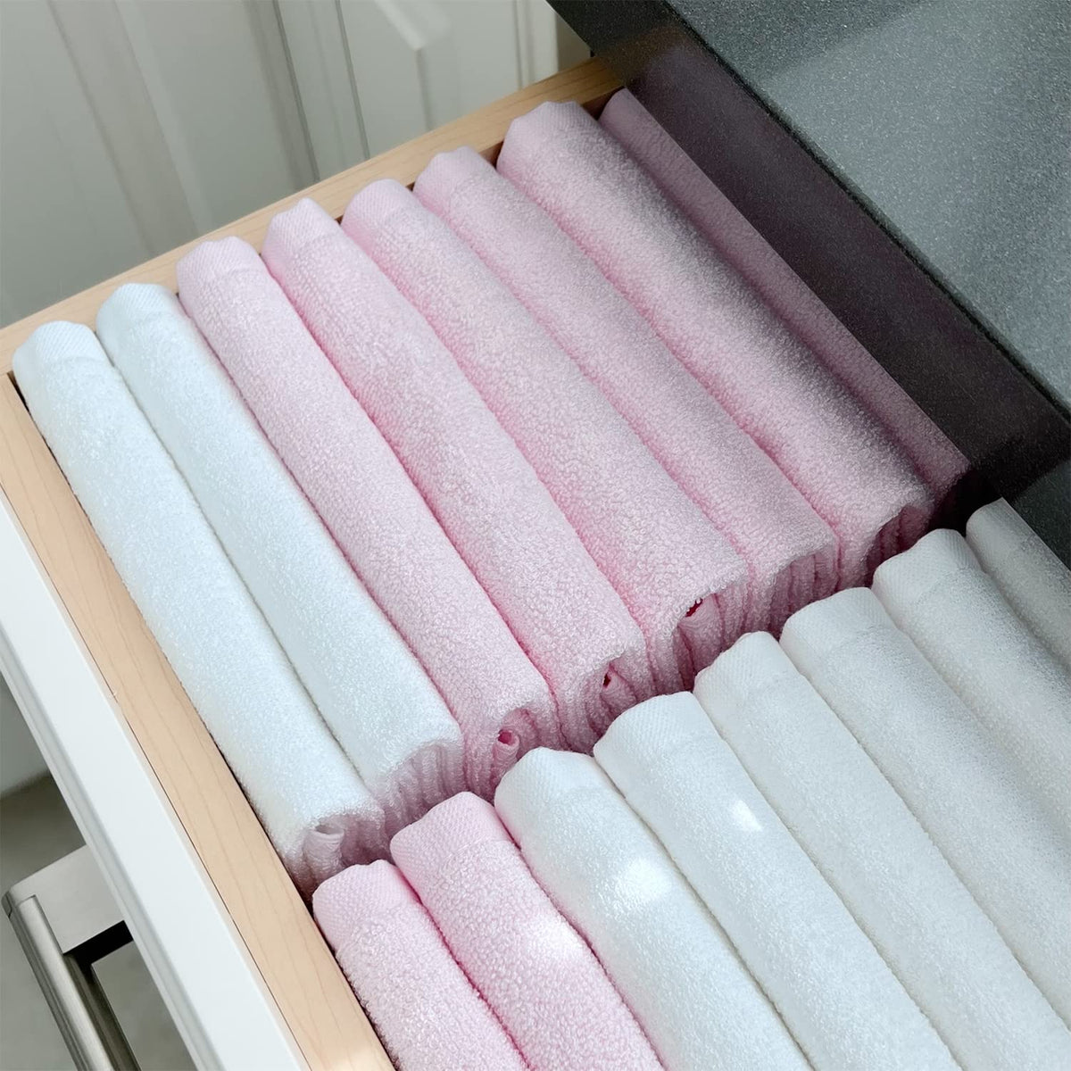 SUMMERMIA 12-pack displayed in a vanity holder for quick reach.