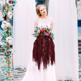 Suncalla red amaranthus hanging stems provide natural texture for home decor.
