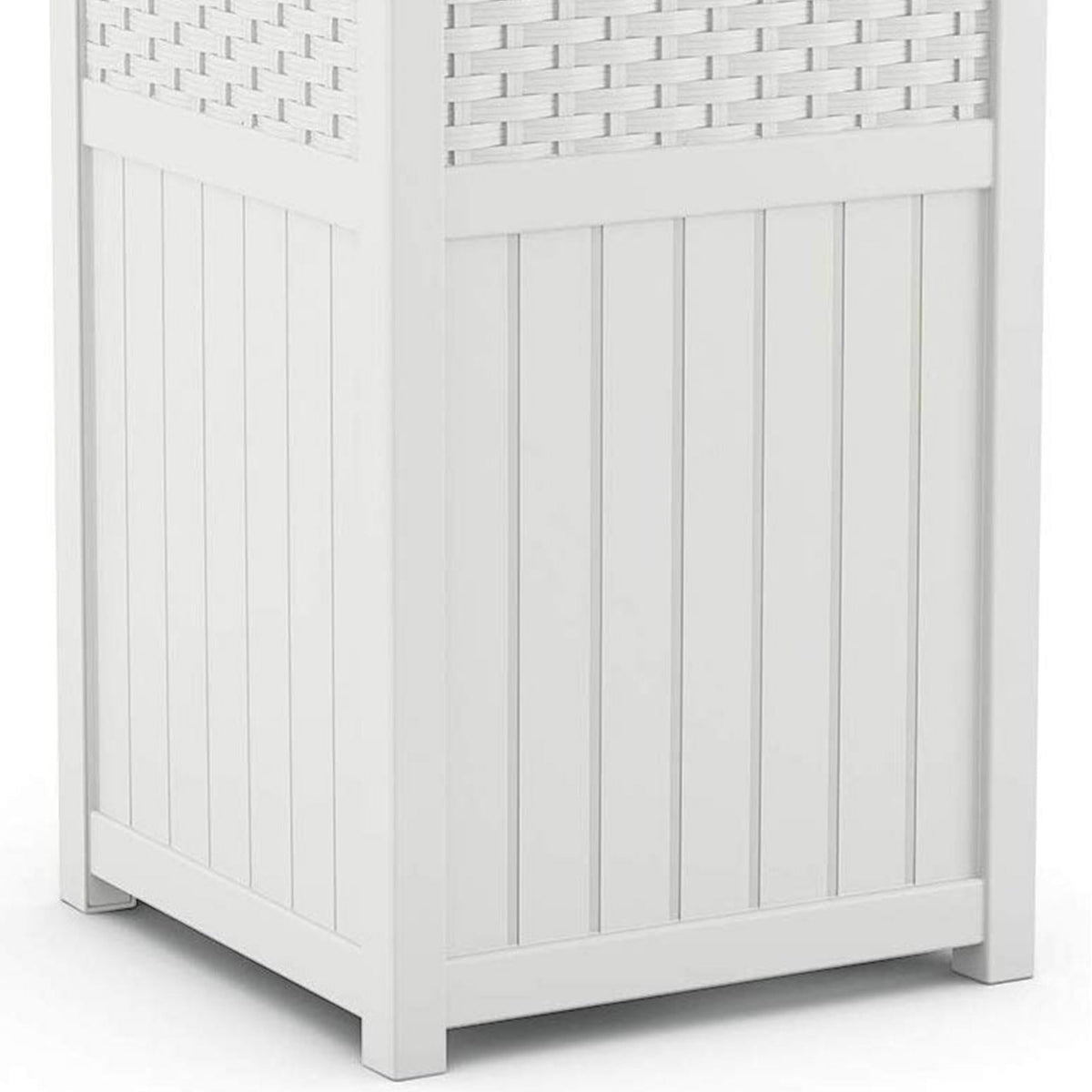 Suncast compatible with 30–33 gallon bags for easy cleanup.