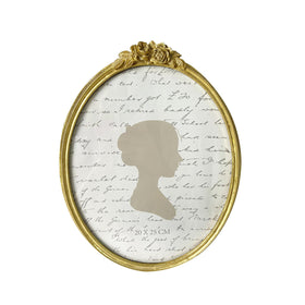 Sunlit Vintage Frame oval 8x10 displaying cherished photos in a refined, timeless setting.