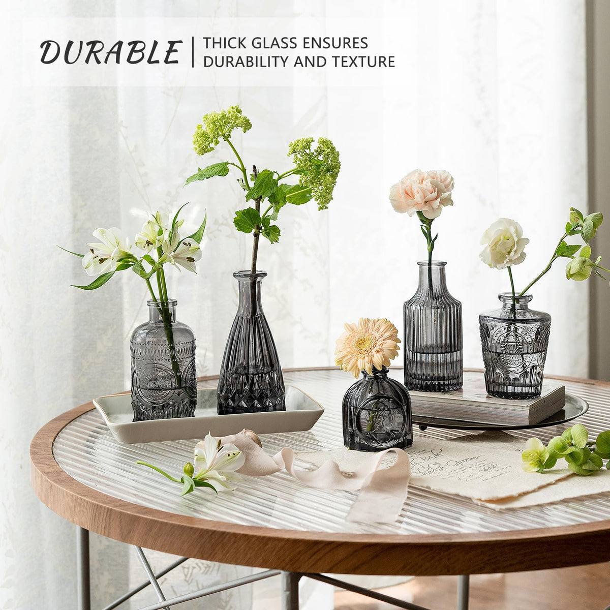 SUPMIND Mini vintage vase ideal for dining table centerpieces and intimate gatherings.