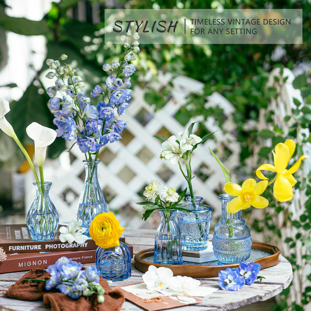SUPMIND wedding reception centerpieces with elegant blue glass vases.