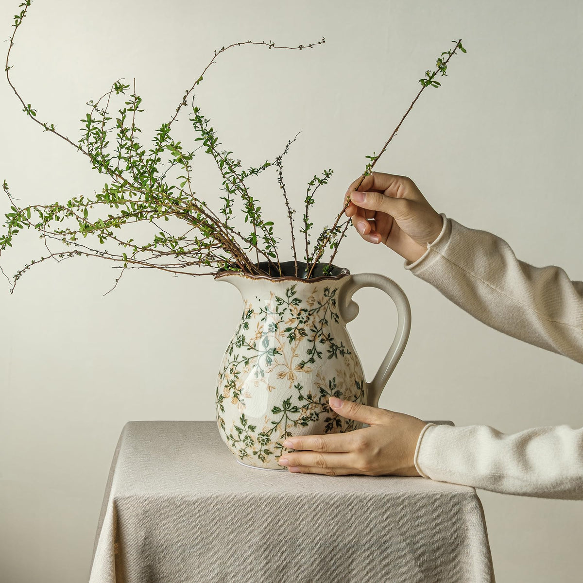 Sure YUESI green-and-white rustic vase complements farmhouse interiors as a centerpiece