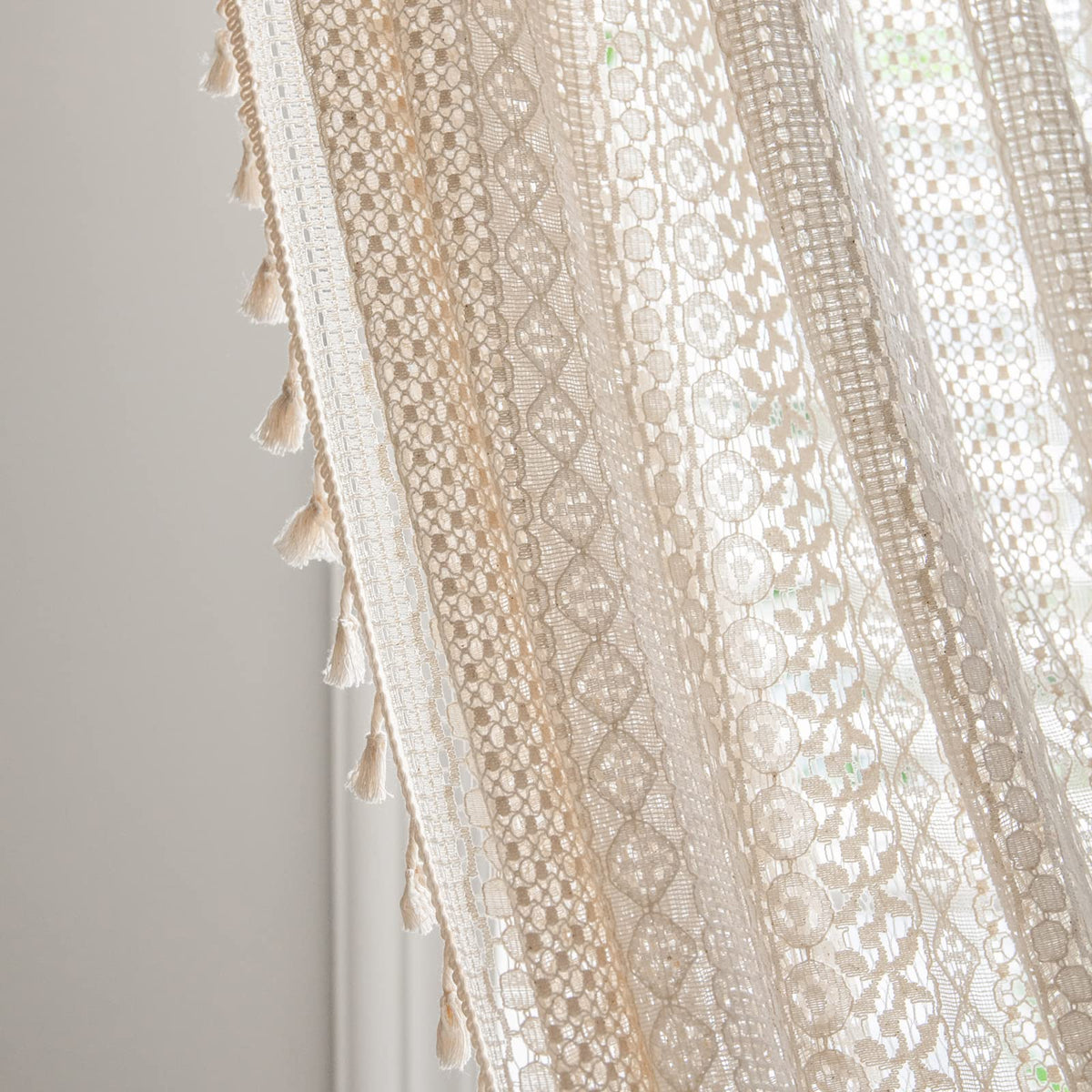 Sutuo Home light-filtering window treatment for a cozy atmosphere.
