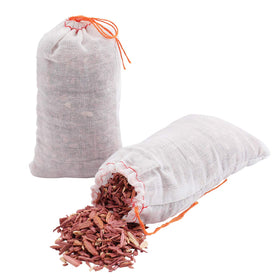 Suwimut red cedar shavings close-up in a breathable sachet.