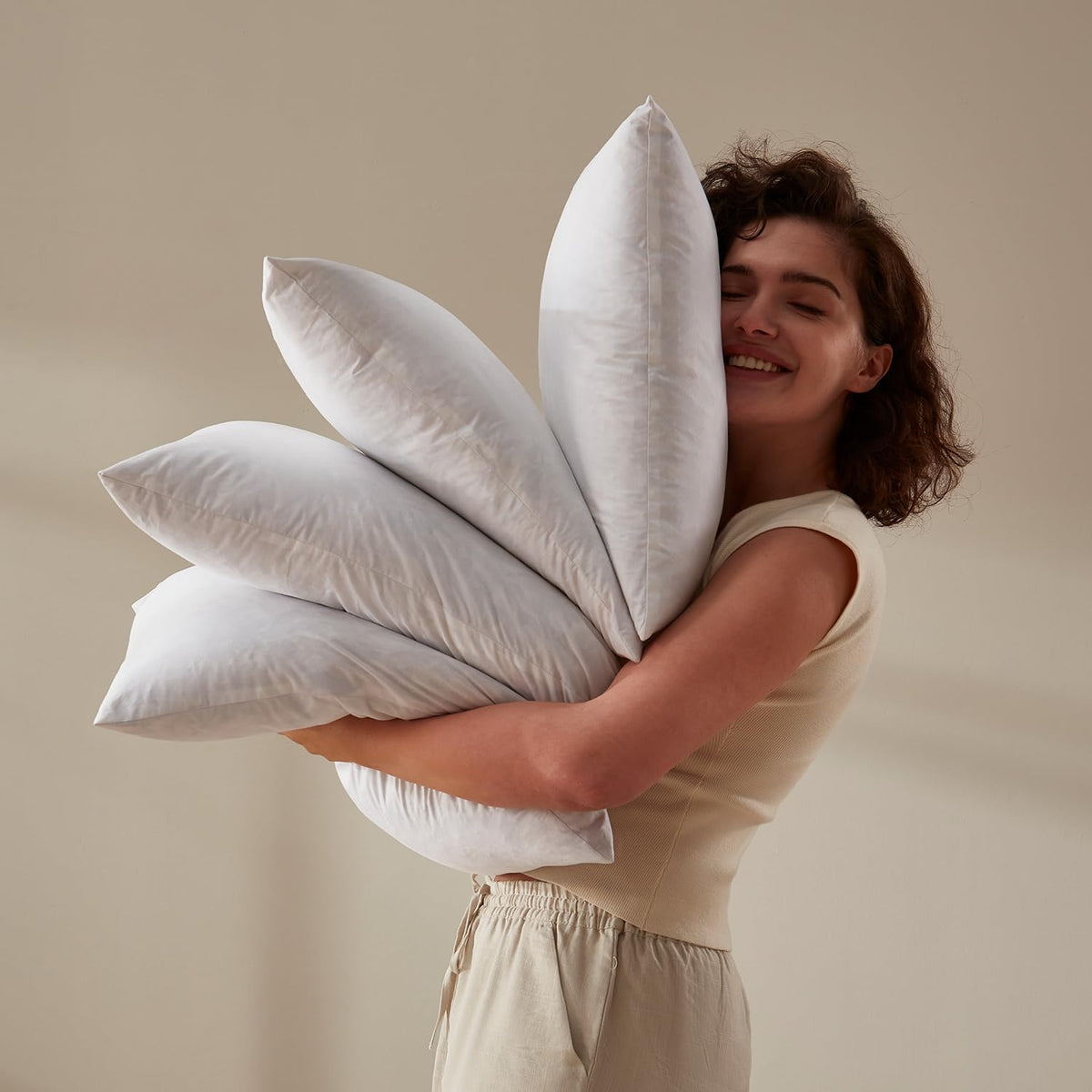 Swandream versatile pillow insert adapts from bed to couch