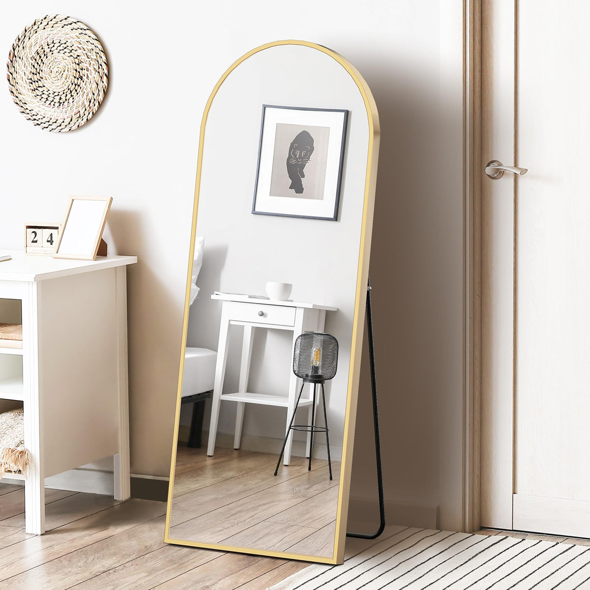 Sweetcrispy full-length mirror enhances cloakroom ambiance and mood.