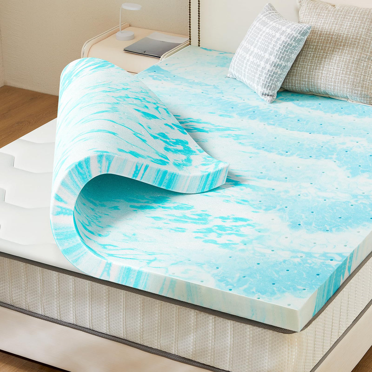 Sweetcrispy queen topper with gel-infused cooling for cooler nights.