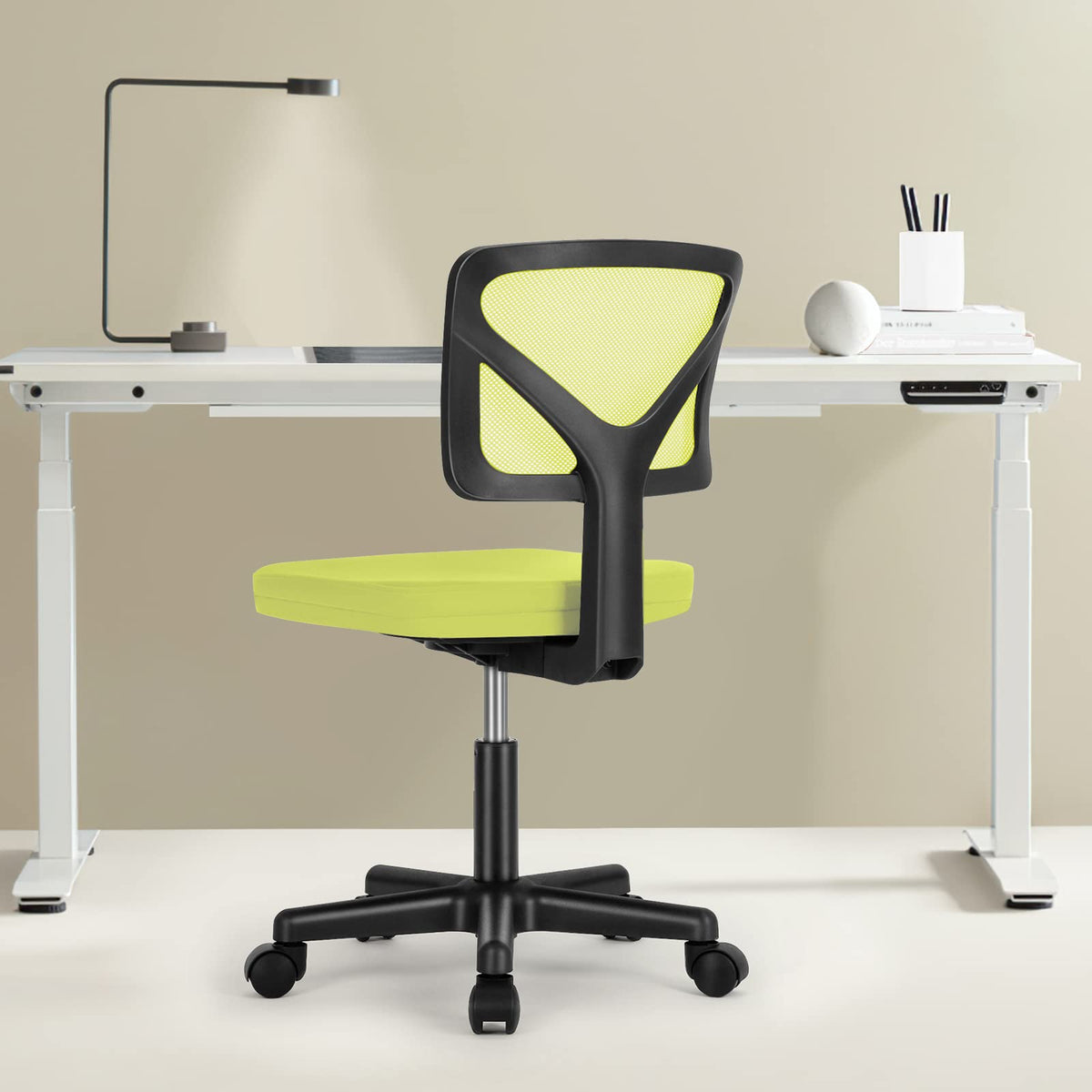 Sweetcrispy chair swivels 360 degrees to maximize workspace with minimal effort.