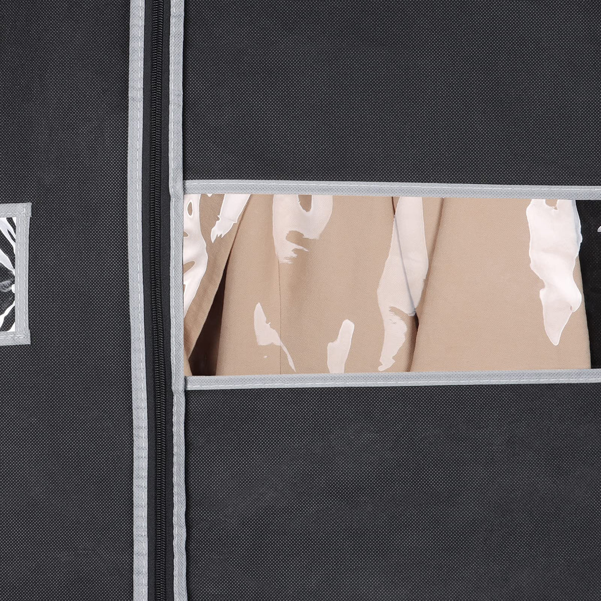 Syeeiex clear-window bag helps locate outfits at a glance.