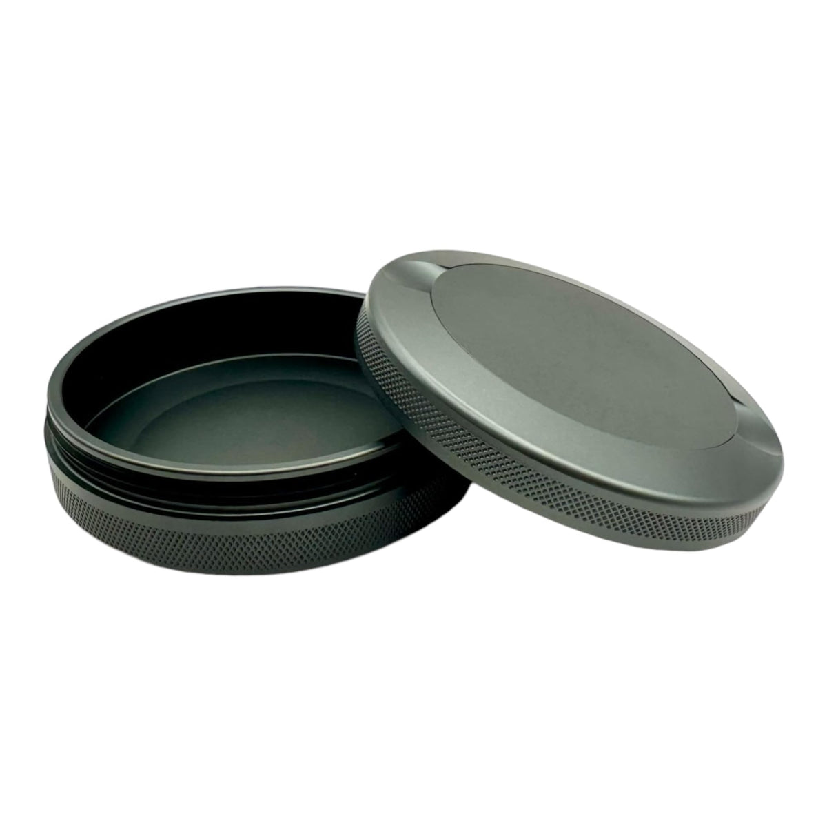Syn Tin 3.0 dual-compartment design offers separation for small items on demand.