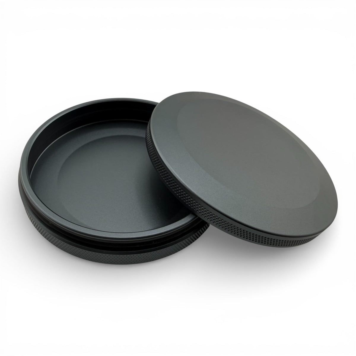 Syn Tin Solo knurled-grip detail enables quick, confident access.