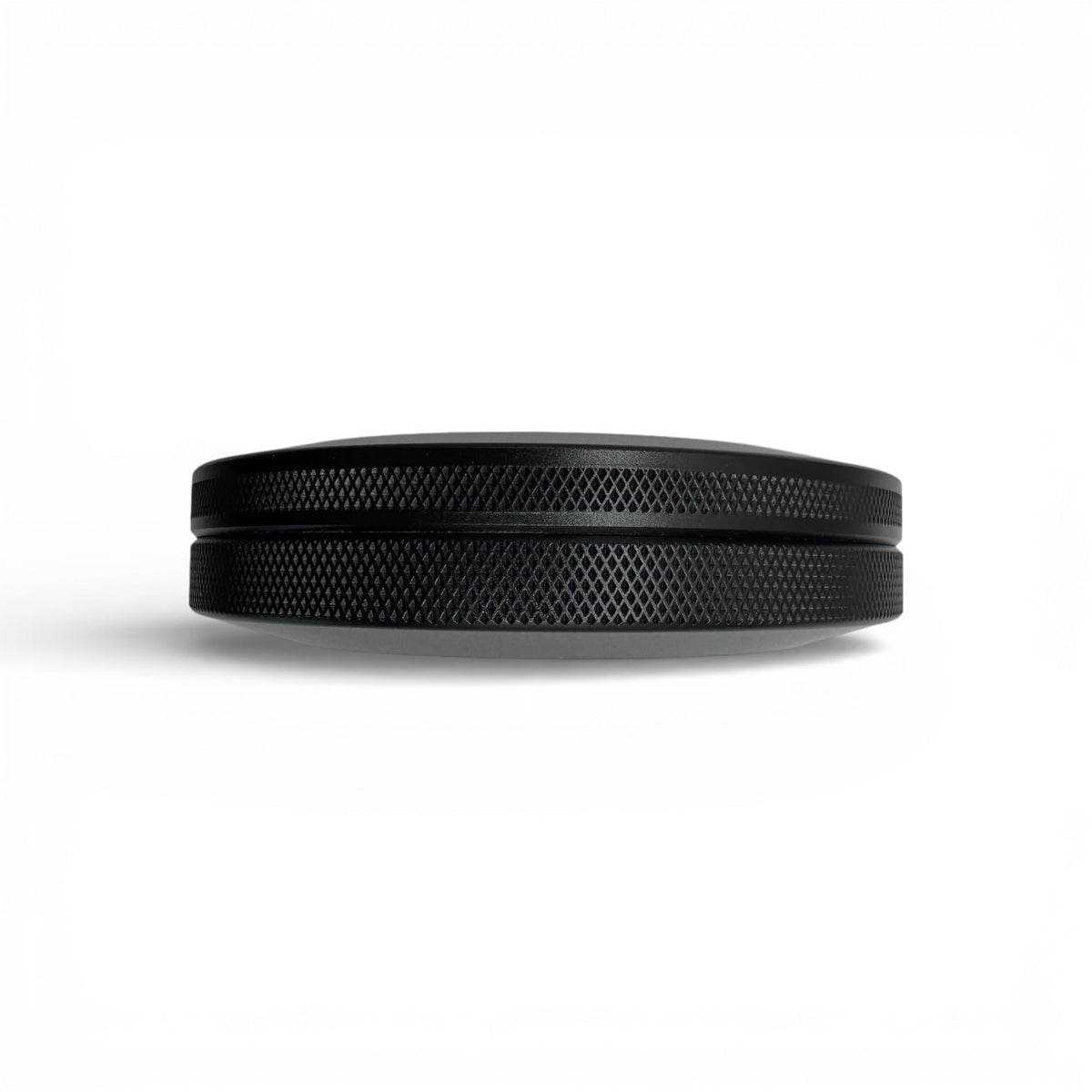 Syn Tin Solo O-ring seal engaged to keep contents fresh and protected from moisture.