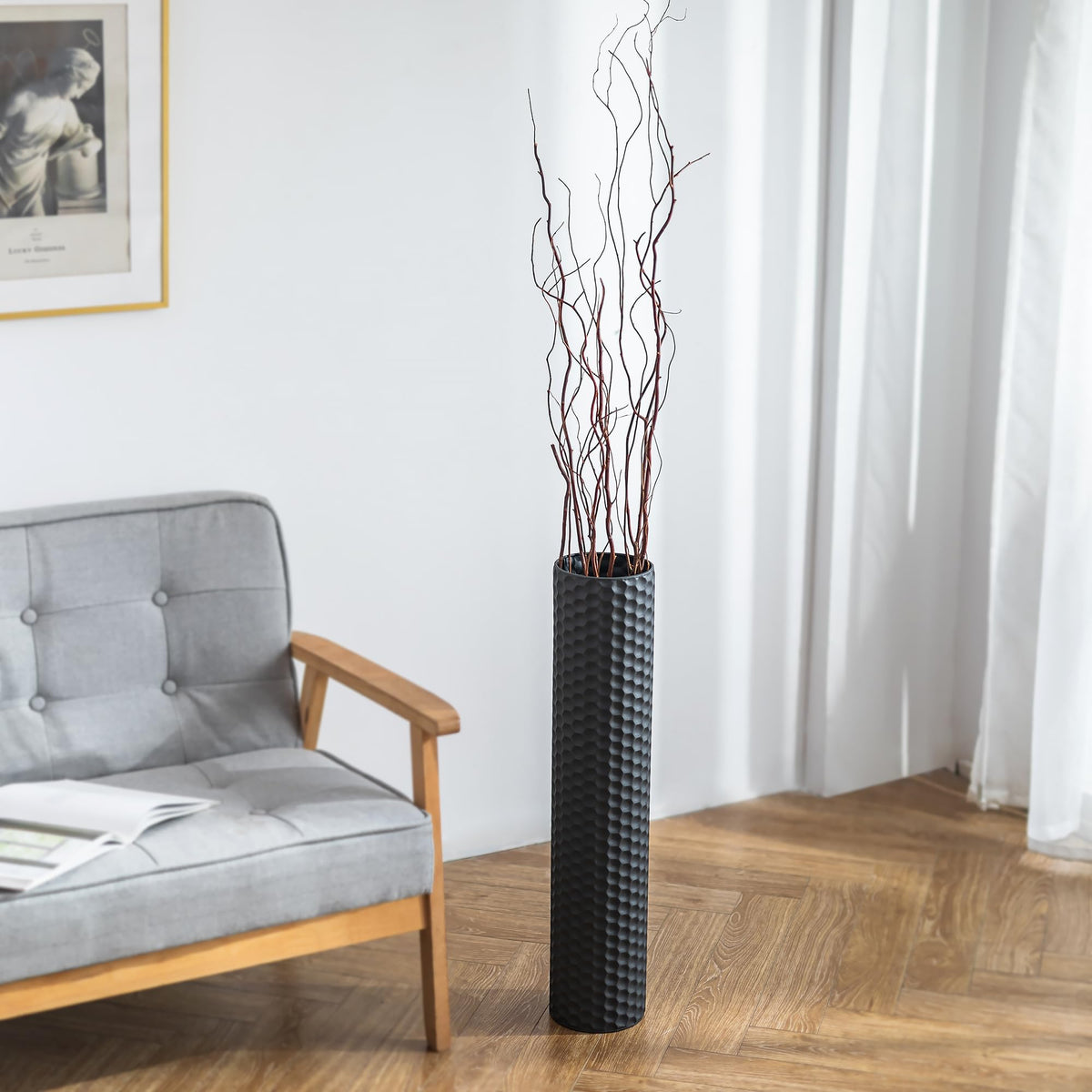 Sziqiqi two-vase set adds symmetrical balance to living spaces.