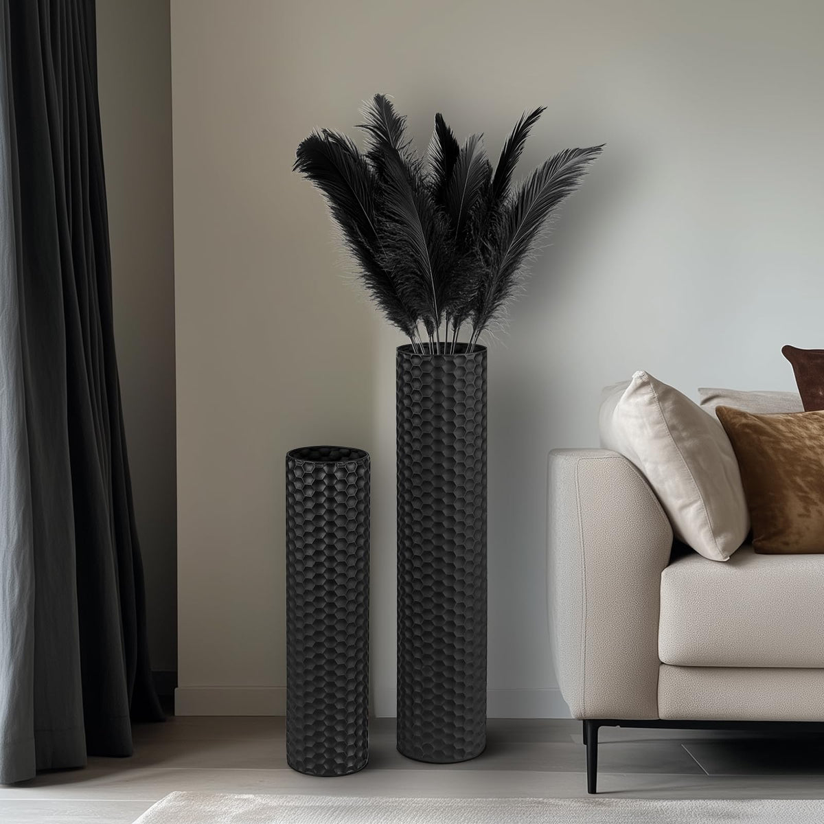 Sziqiqi two-vase arrangement suits dining rooms, living areas, and offices.