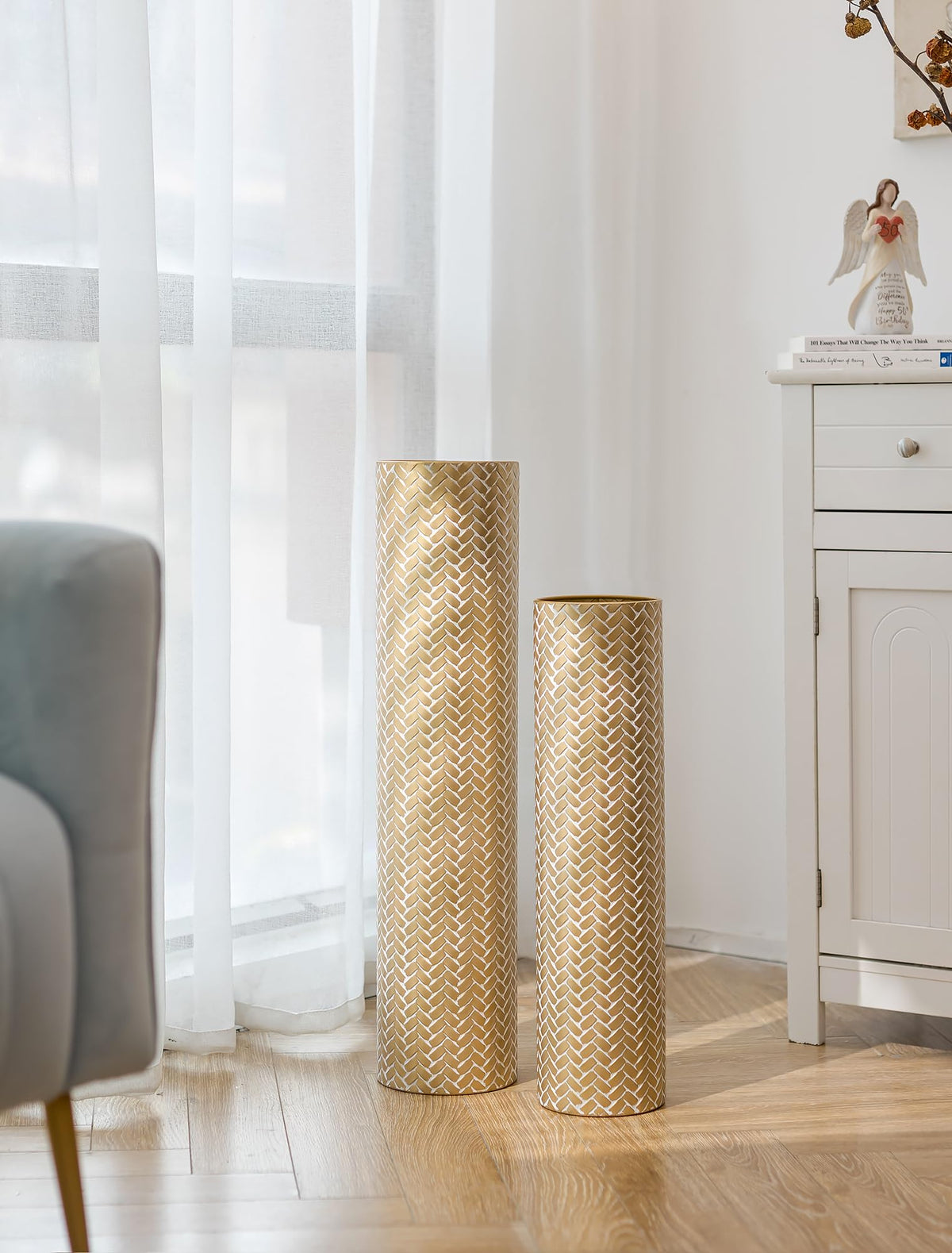 Sziqiqi floor vase with wide mouths supports varied arrangements and visual balance.