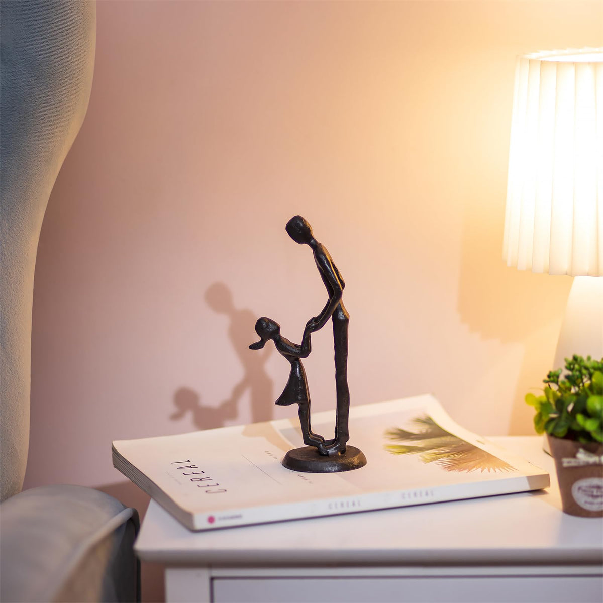 Sziqiqi handcrafted cast-iron dad-daughter figurine with a black matte finish for lasting keepsake.
