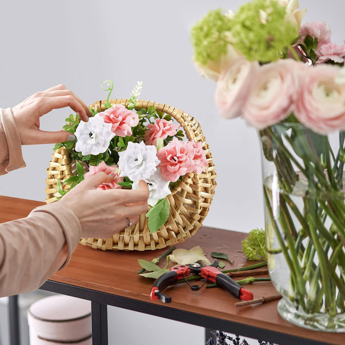 Taiyin DIY decoration basket for flowers, ribbons, lace, and dolls to personalize spaces.