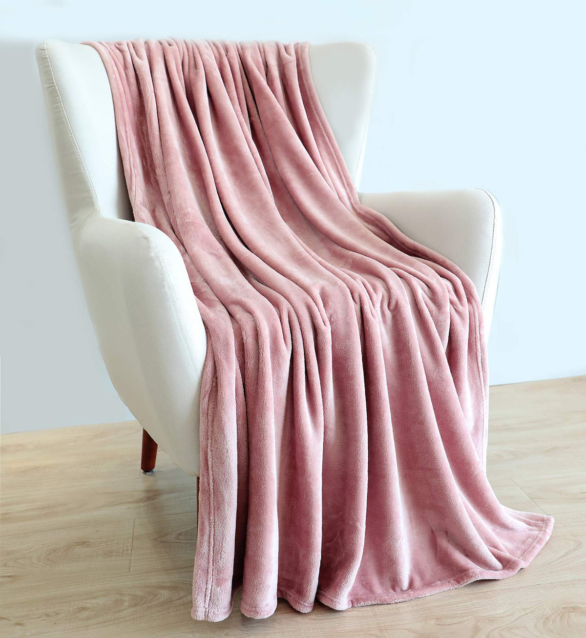 TASTHROW blanket on a sofa, ideal for movie nights.