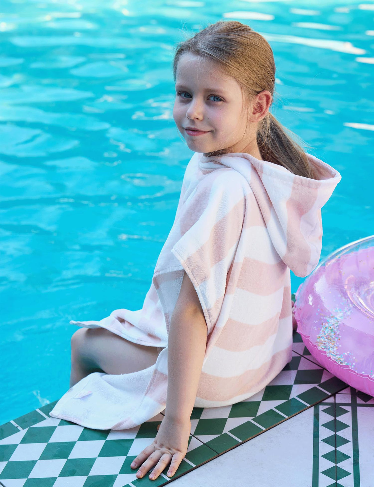 TBEZY thick cotton 450gsm towel provides warmth and absorbency for toddlers.
