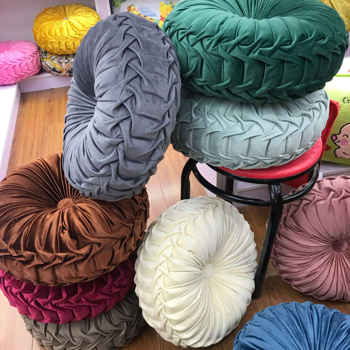 Teieas decorative round pillow suits living room ambiance and car interiors.