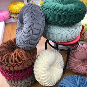 Teieas decorative round pillow suits living room ambiance and car interiors.