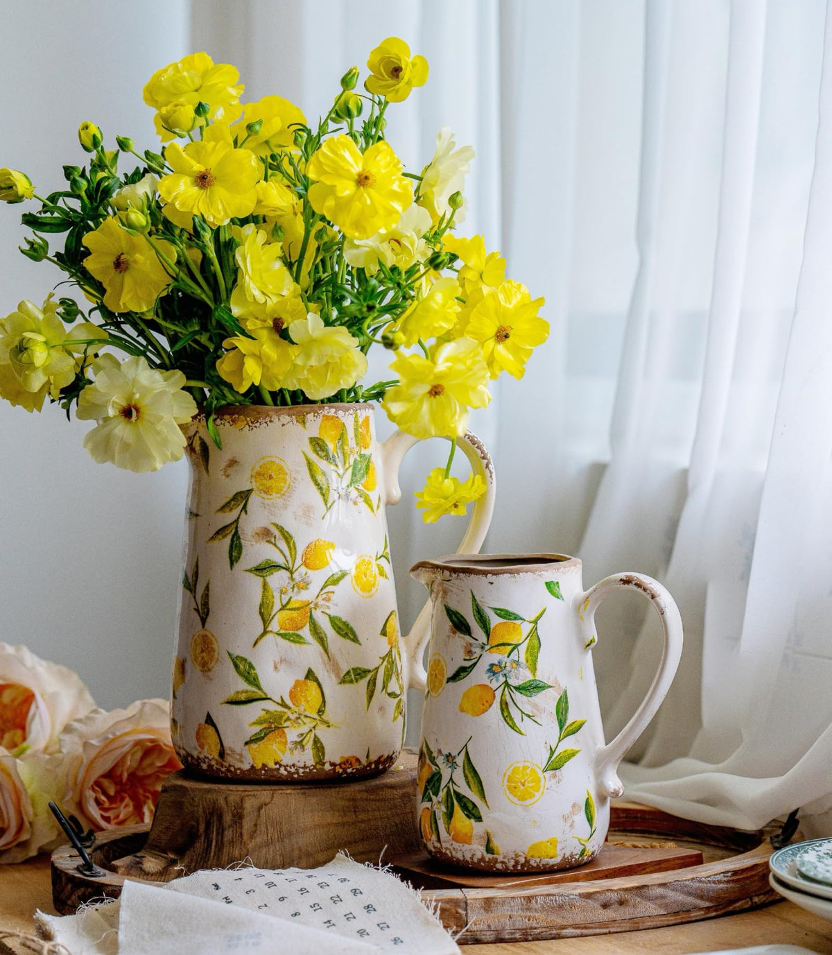 Teweiqi vase on coffee table boosts casual living space style