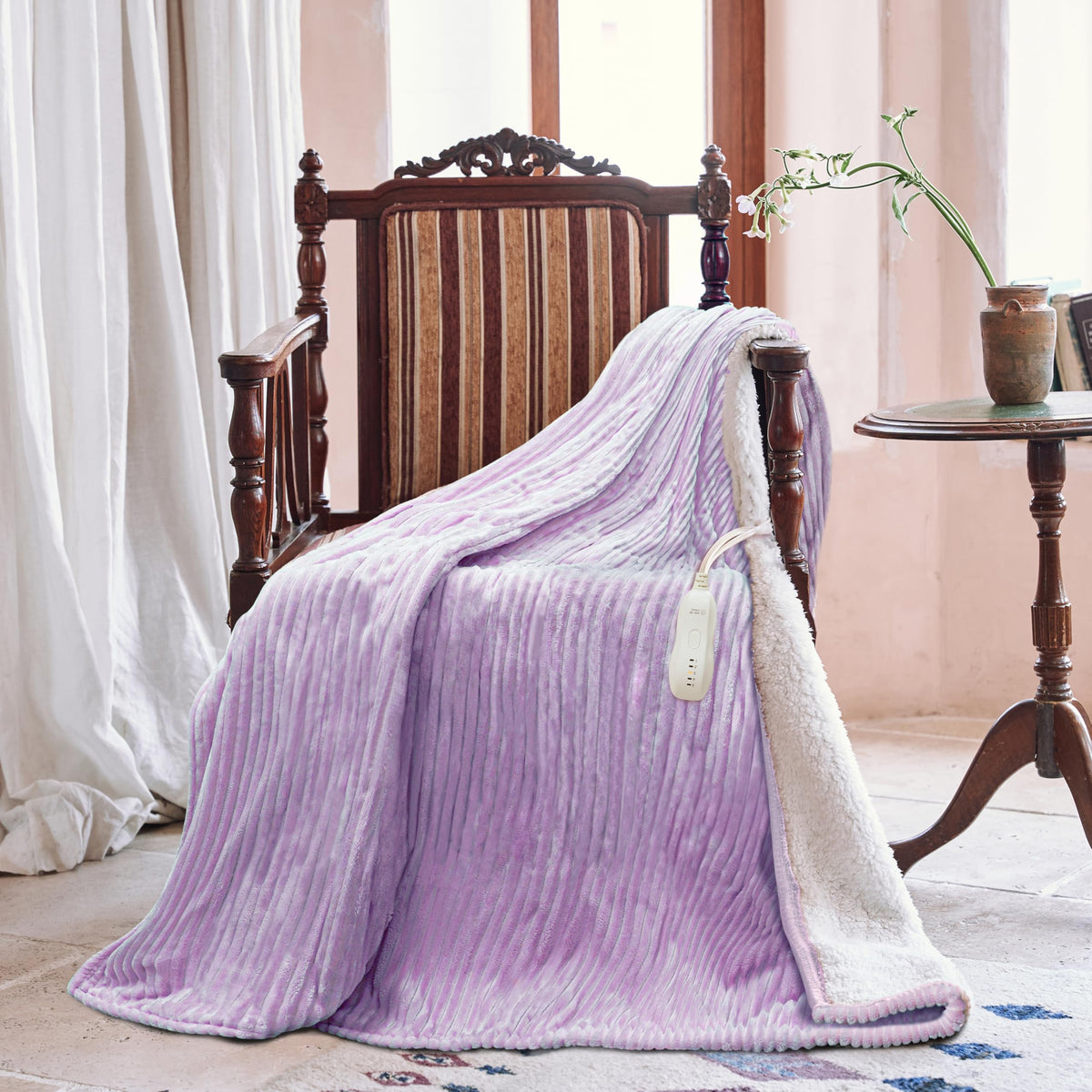 Texciting heated blanket controls with 5 heat settings for personalized comfort.