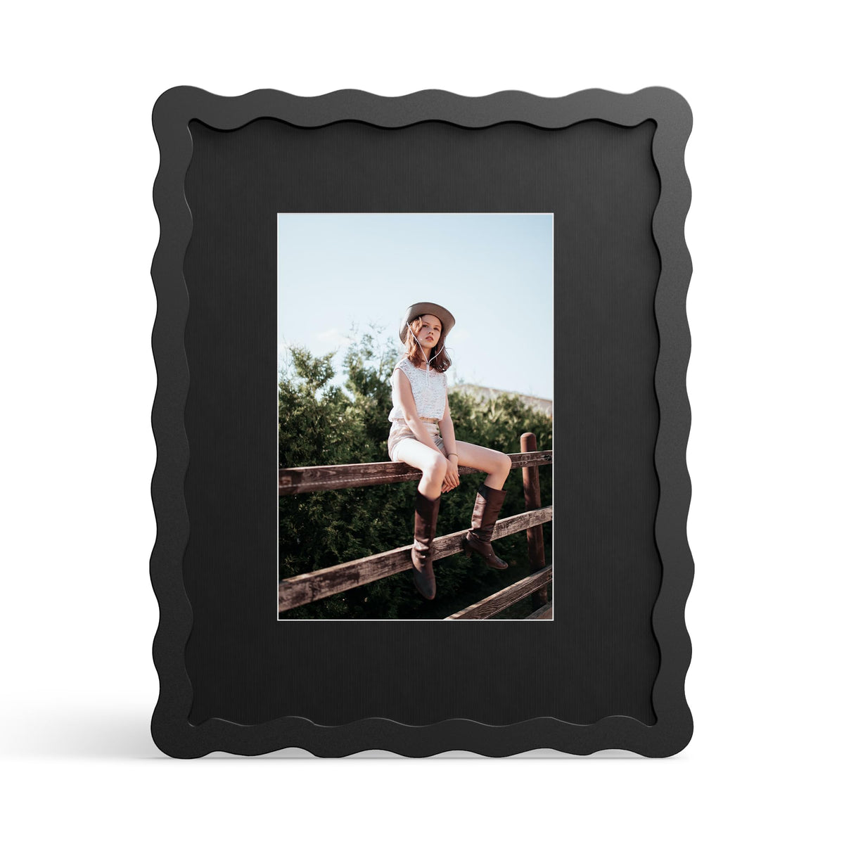 THKRLOF 8x10 frame with mat showcases a 5x7 photo for easy viewing.