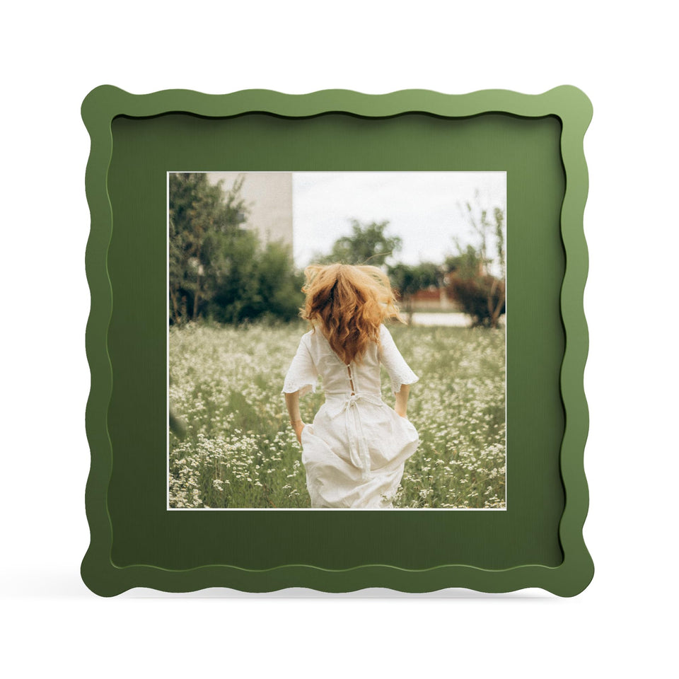 THKRLOF picture frame with wavy edge green closeup highlights durable materials and clarity