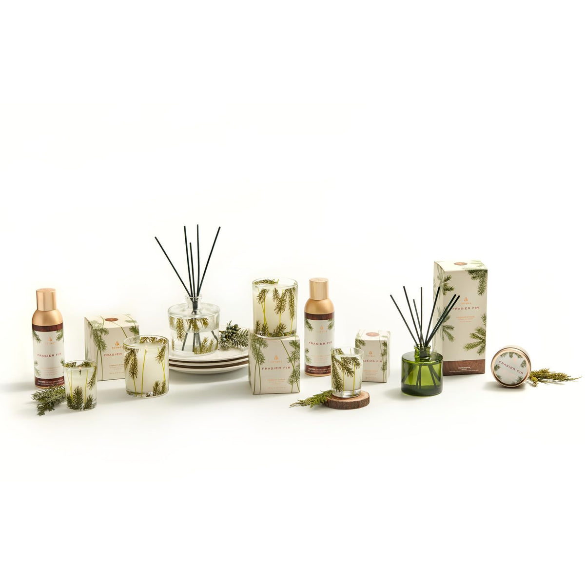 Aromas of Siberian fir and cedarwood note a refined scent profile.