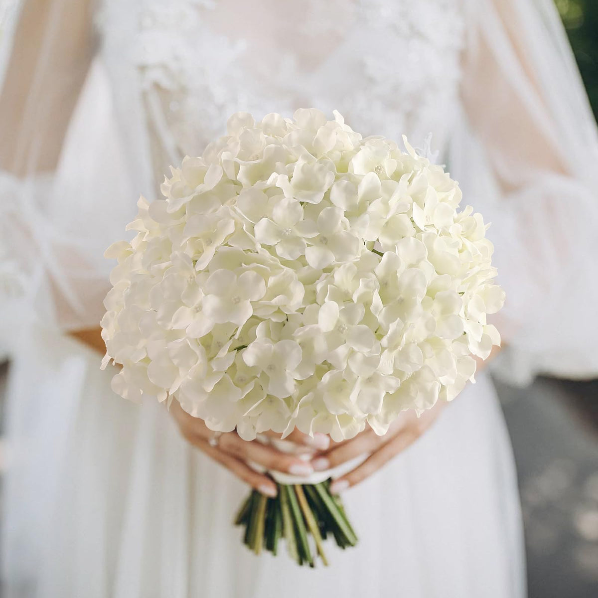 Tifuly hydrangea stems with bendable wire for easy arrangement customization.