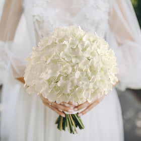 Tifuly hydrangea stems with bendable wire for easy arrangement customization.