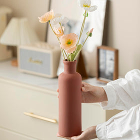 TINCTOTNIC small vase paired with artificial stems for compact decor.