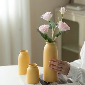 TINCTOTNIC vase set elevates dried flower displays with subtle texture.