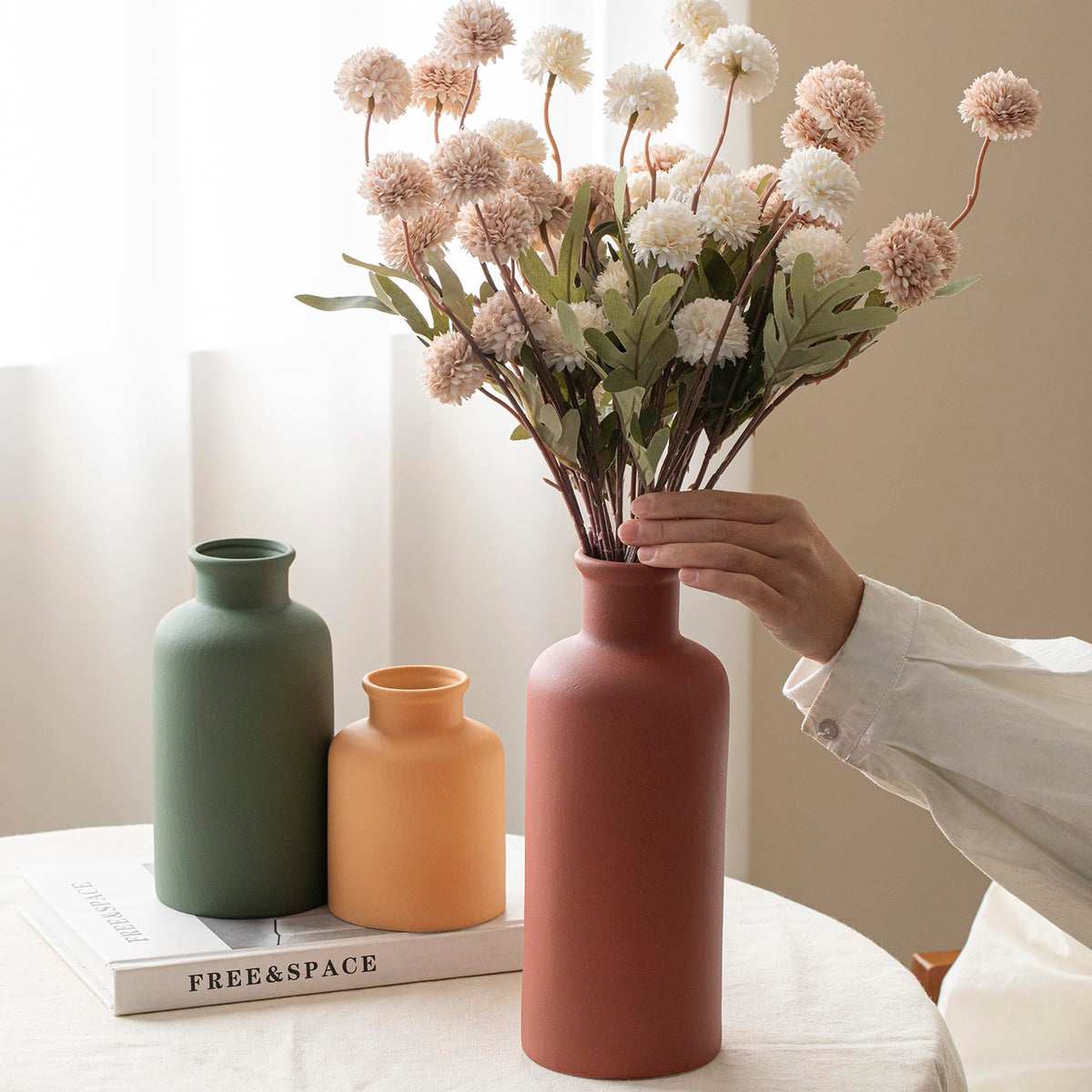TINCTOTNIC sage-green vase enhances dining table decor with natural calm.