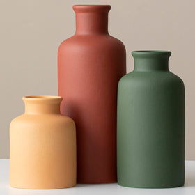 TINCTOTNIC terracotta vase adds warm color to shelves.